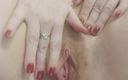 Kiara Night: Menina peituda dedilhando buceta peluda - solo feminino