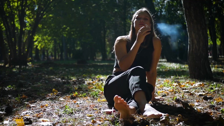 Russian Smokers: Uwodzicielska rosyjska piękność pali papierosa w studio