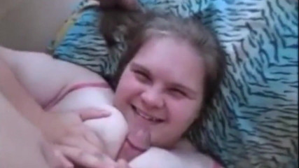 Fat House Wife: Soția cu țâțe masive este futută între țâțe și suge pula în același timp