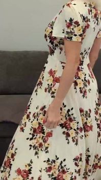 Langes blumiges kleid &gebräunte high heels probieren an