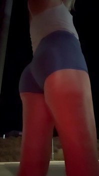 Stolze öffentliche sissy yoga hintern shortshorts schlampe