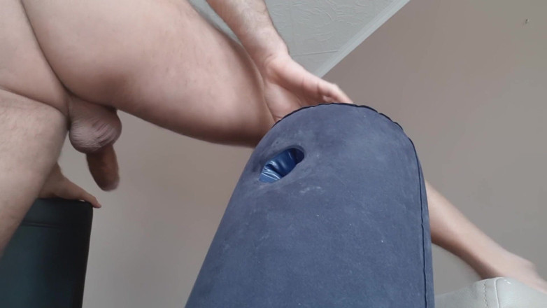 Naxy: Une peluche se fait baiser par un oreiller