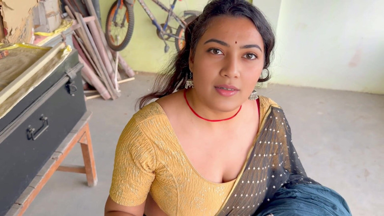 Hotty_ragini: Chodil jsem do Bhabhiho domu během letní dovolené a hodně...