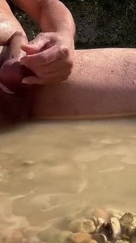 Di bawah Matahari di Sungai