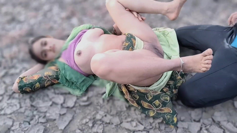 Lust Suman: Desi vesnická holka Těsná kundička šuká video, krásná holka šuká v džungli