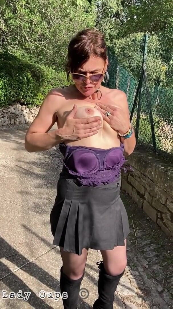Lady Oups: Lady Oups mostrando debajo de mini falda tapada al aire...