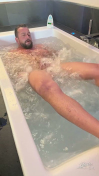 Orang Itali Berhadiah Melancap Sendirian Di Dalam Tab Mandi Loteng