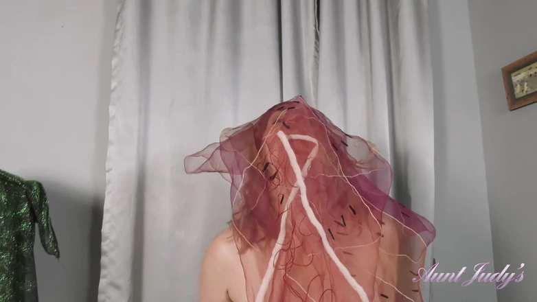 Aunt Judy's: AuntJudys - MILF amatur berbulu 45 tahun Valeria menggesel pepek besar berbulunya