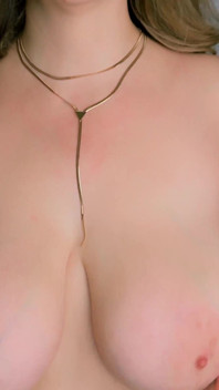 Masturbation torride d’une femme pulpeuse Nudité complète. Chatte poilue.