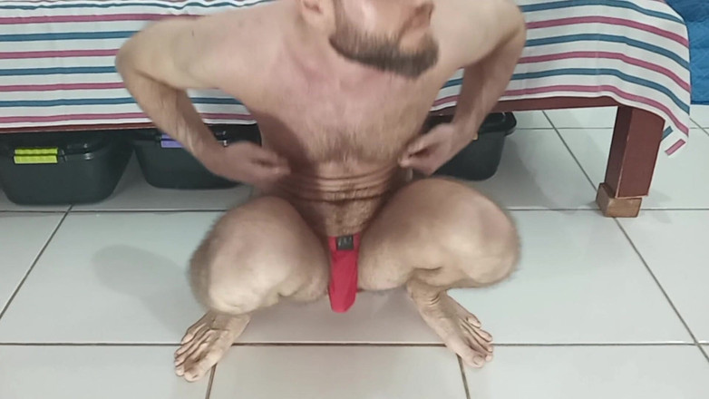 O1ST: Kırmızı Iç Çamaşırıyla Yapay Penise Binmek