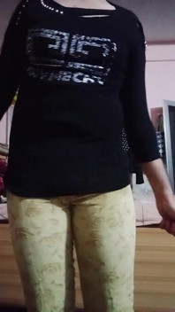 Indischer schwuler transvestit gaurisissy drückt und spielt mit ihren dicken möpsen im jeans-T-shirt