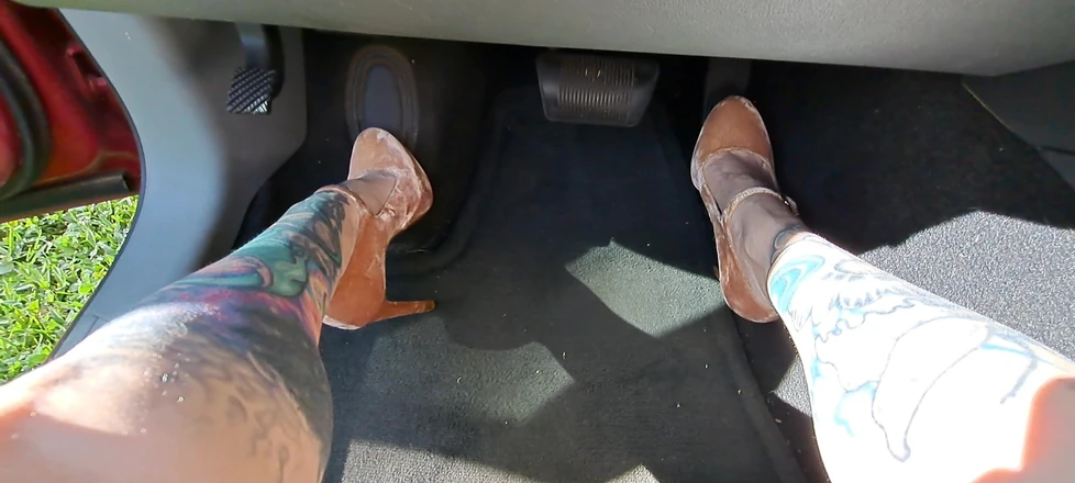 PandoraSG: Šlapání na pedál v béžových stiletto pumpách