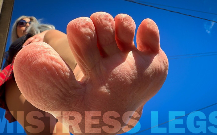 Mistress Legs: Çatıda yalınayak azdırıyor - kuru tabanlarım şu anda diline ihtiyaç duyuyor