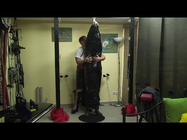 Anna Devot: BDSM - în folie neagră...