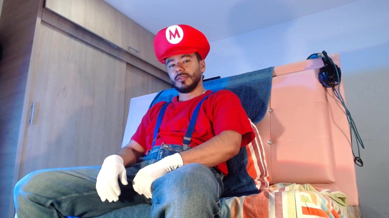 Tommhot: Îmbrăcat în timp ce Mario Bros se joacă cu instalatorul