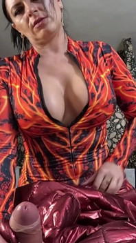 Fetish jumpsuit nilon merah - usik cameltoe, blowjob mendalam dan pancutan mani pada downjacket saya
