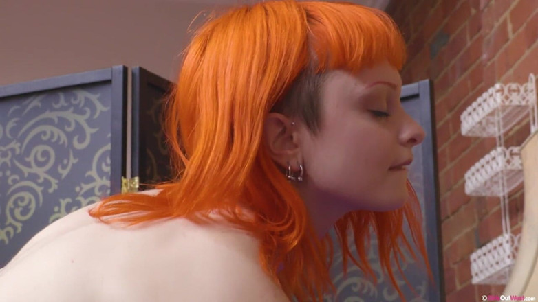 Girls Out West: Cewek amatir rambut oranye lagi asik fingering dan mainin memeknya...