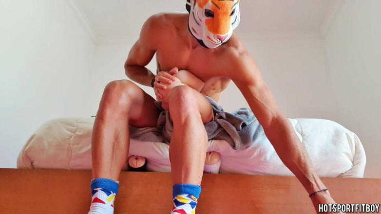 Hotsportfitboy: Futând 3 Fleshlights diferite tare în pat - ejaculare înăuntru masivă într-o jucărie