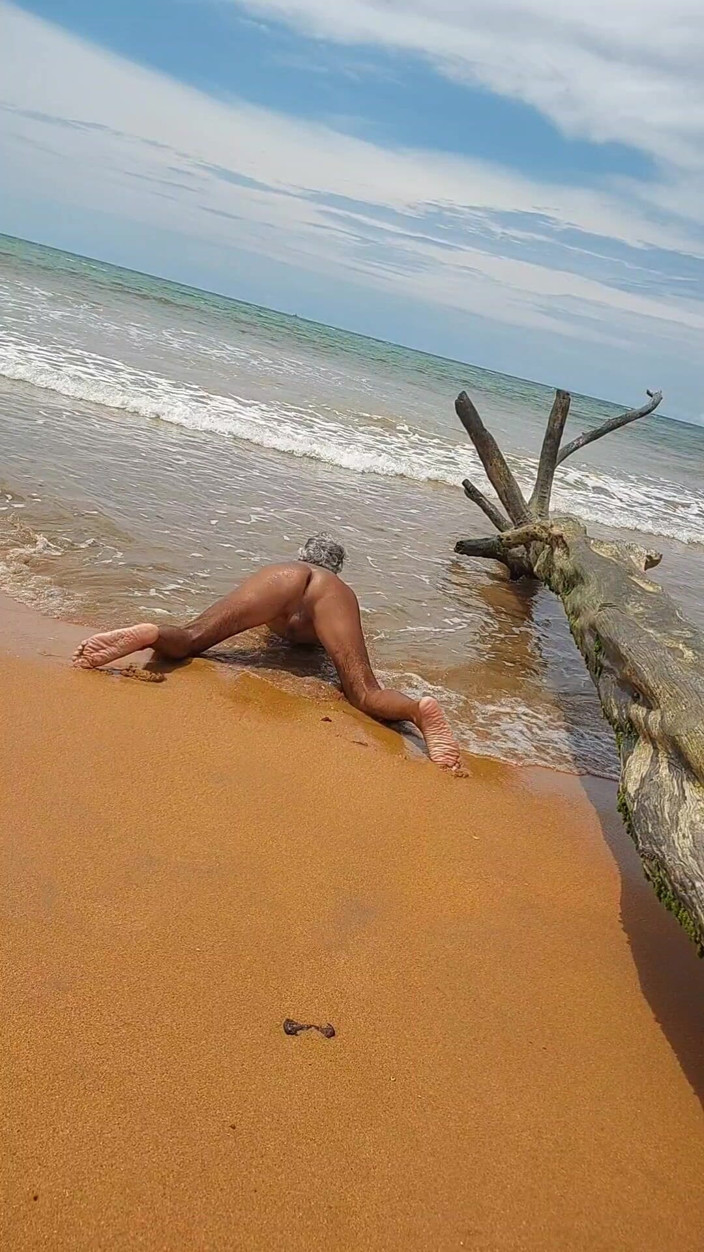 Ladysilvas: La sissy ladysilva sulla spiaggia si è abbronzata nuda in mostra...