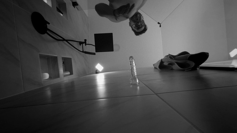 Ivan the Pleasure Dom: Getrouwde man anaal dildo spelen in de douche teaser