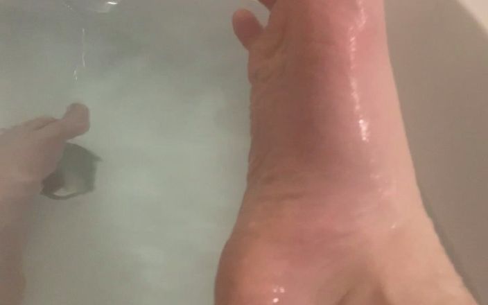 Fetish Boy: स्नान में पैर