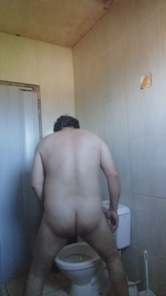 Claudio: Pisser la couronne rend la caméra filmant son cul très...