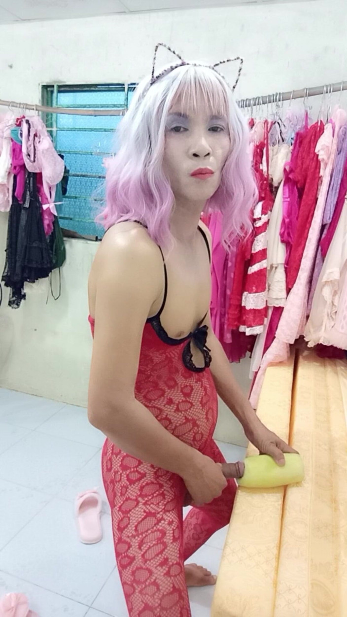 nguyen dang thien tri: Oanh le transgender indossa collant pornografici e gioca con una...
