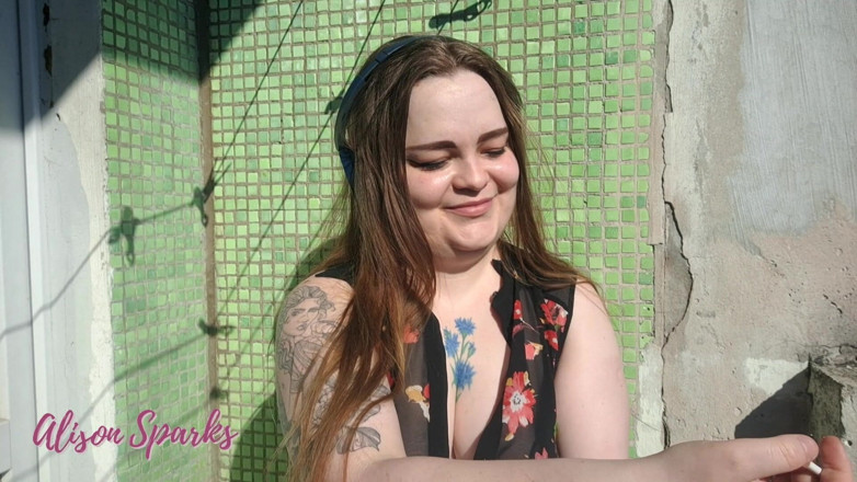 Alison Sparks: Décolleté enfumé, taquinage sur le balcon