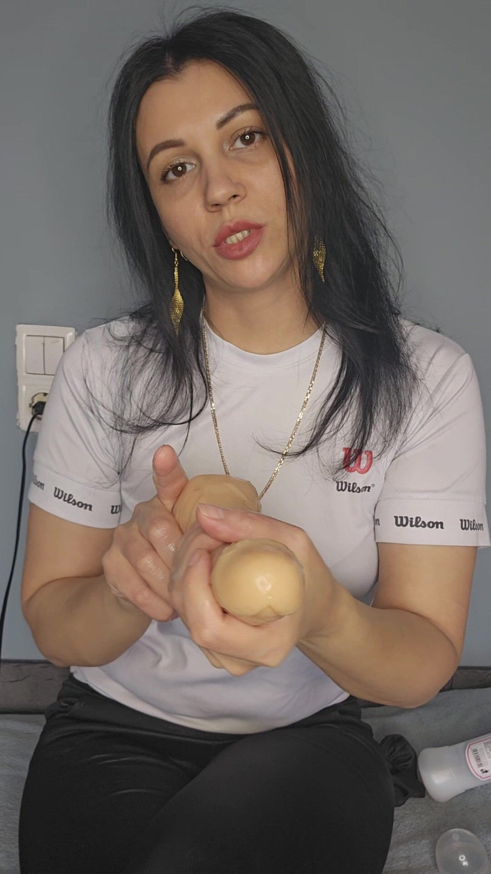 KristinaSlut: 我想把我的手指放在你的屁股上，看你吮吸你自己的鸡巴。