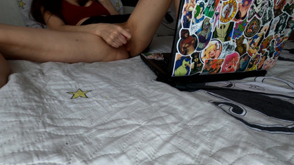 LeilaBeat: Amatérská MILFka sleduje porno a masturbuje sladkou kundičku
