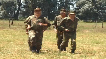 Straight fucking boy in uniform: Scopata da 2 militari all'aperto
