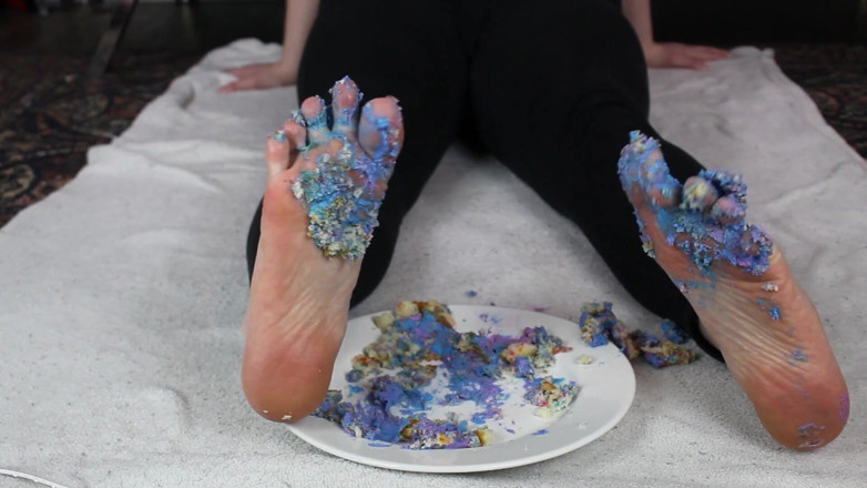 Emma Lilly: 用我的脚趾粉碎纸杯蛋糕