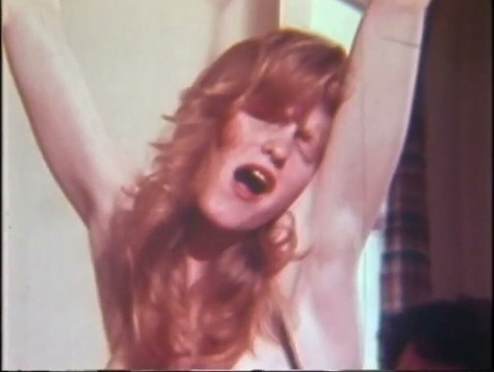 Vintage Usa: Une rousse sexy avec de beaux seins a besoin d'une...