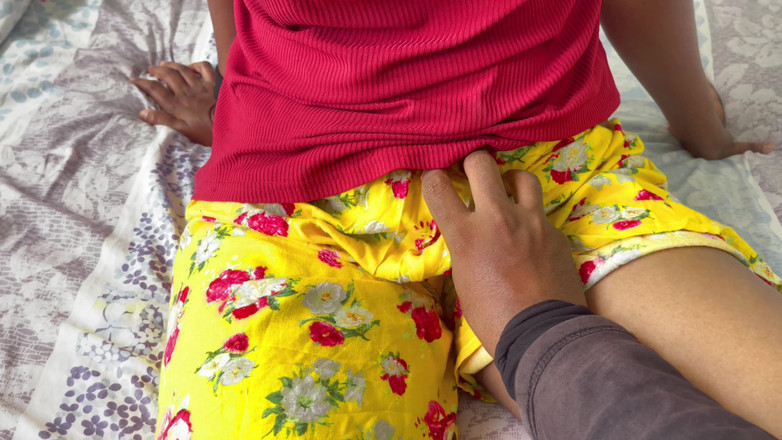 Aathiyaa: Meia-irmã romântica foda