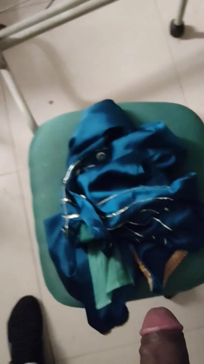 Satin And Silky: Порно дрочка из атласного шелка - медсестра в атласном костюме дрочит в раздевалке 12