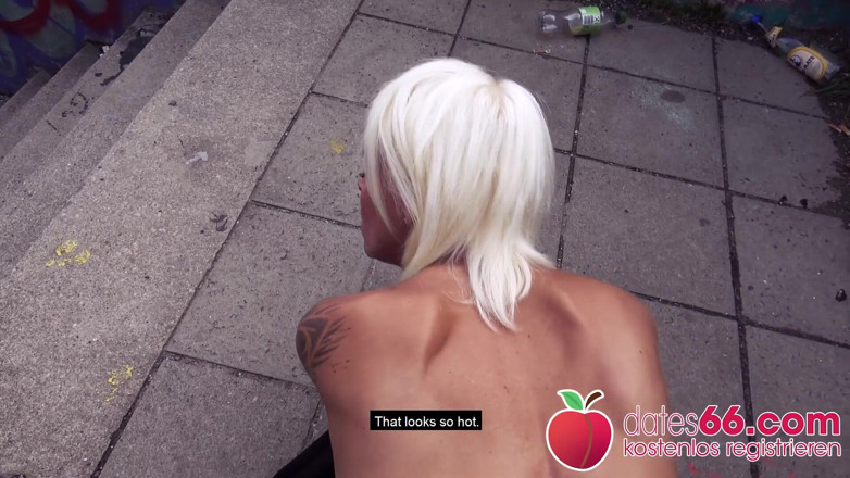 Dates66: Milf met siliconen tieten neukt vreemde op trappen Sophie Logan