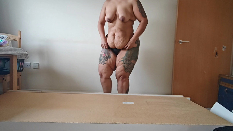 Zozonicoco: Awek montel memusnahkan rak buku dengan pantat besarnya