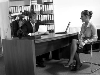 Get in my Office: Curva brunetă adelegătoare este gata să fie futută în birou