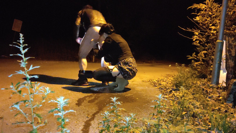 Toilet Mommy: Une MILF excitée fait un anulingus passionné dans la nature