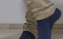 Tomas Styl: Темно-синие носки на латинских ступнях