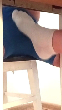 테이블 아래에서 섹스하고 오르가즘을 느끼는 Sockjob
