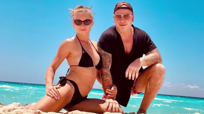 Caribbean Couple: 아내의 의붓여동생에게 돈을 위해 전시하라고 설득