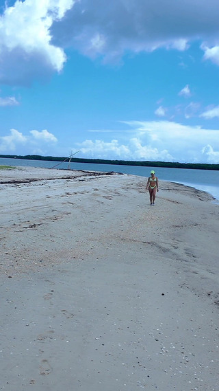 BrandySalazar: 在海滩上吮吸和操我喷气式飞机教练的鸡巴