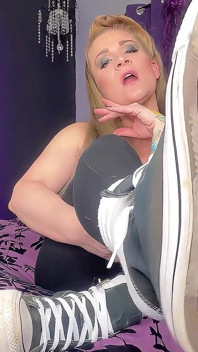 Miss Whitney Morgan: Converse High Tops Provocação
