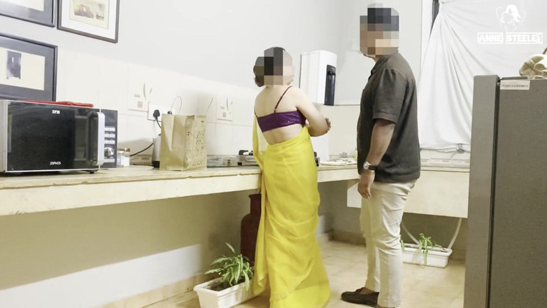 Anne Steele: Une femme sexy se fait baiser par le patron de...