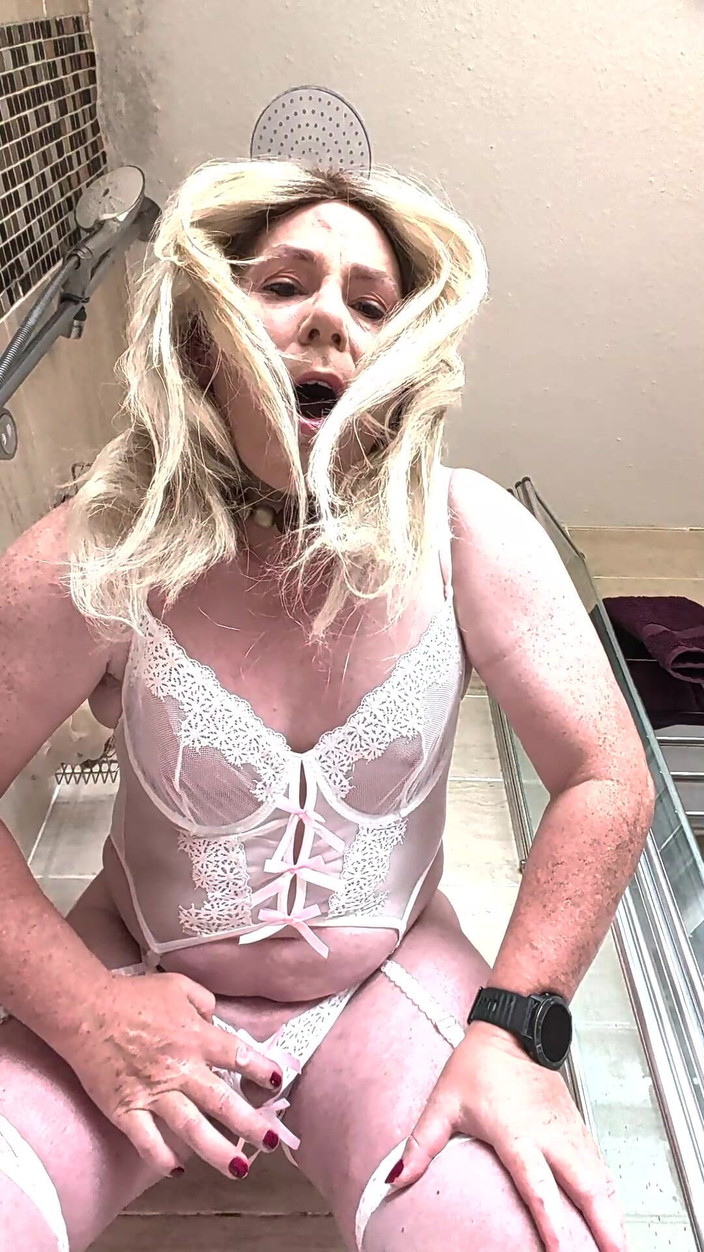 NikkiGee: Gros gode épais et sperme !