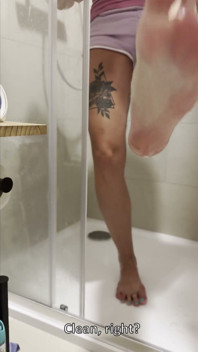Pies desnudos limpios y dedos largos de la chica tatuada