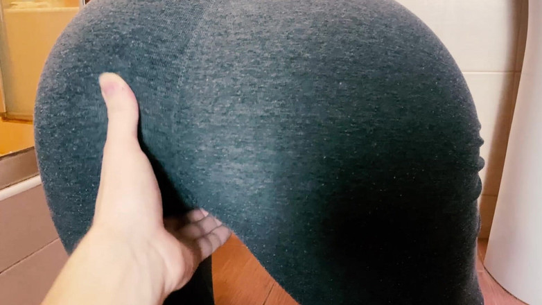 SweetAndFlow: 彼は私の秘部に触れて、私がおしっこをするまで続けました