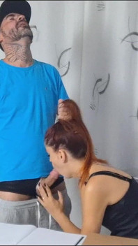 Sekretärin Zeigt Sich Vor Dem Liefermann!