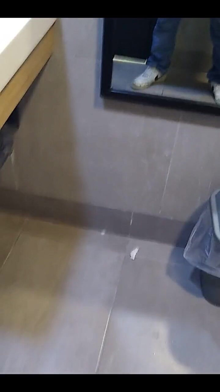 AlexAlejandro13: Kfc varsă lapte la toaletă